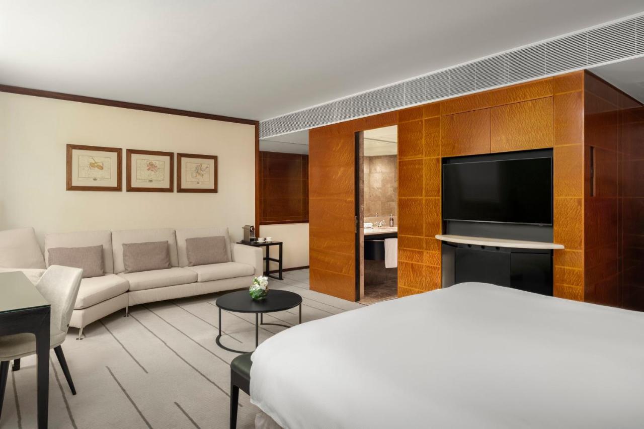 Como The Halkin
